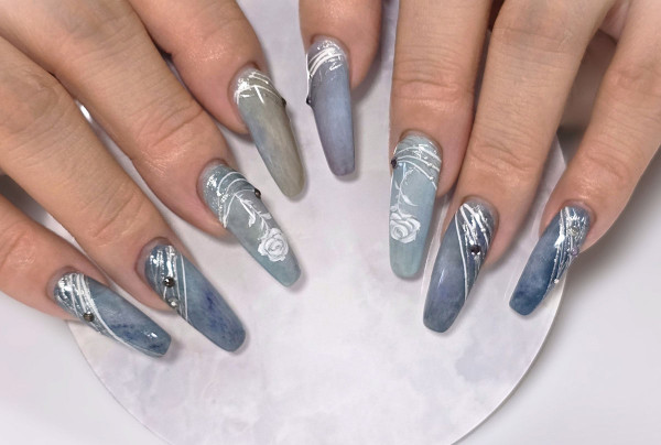 長さ出ししたスカルプネイル